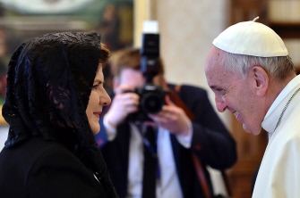 La primera ministra de Polonia, Beata Szydlo (i) con el papa Francisco durante una audiencia privada hoy en El Vaticano