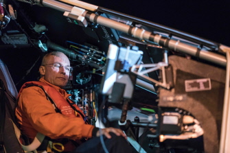 El piloto suizo Bertrand Piccard, sentado en la cabina del Solar Impulse 2, antes de despegar de Phoenix con destino a Tulsa, Oklahoma