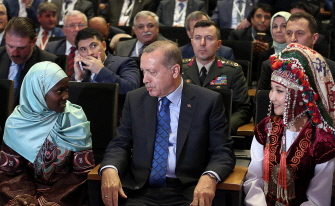 El presidente turco, Recep Tayip Erdogan (c), durante un acto público sobre la historia turca, hoy en Ankara 