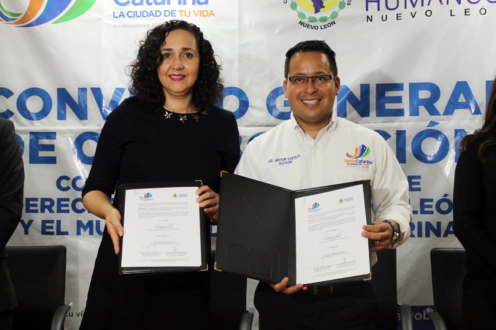 La titular de la CEDH,Sofía Velasco, y el alcalde de Santa Catarina, Héctor Castillo, firmaron el convenio.