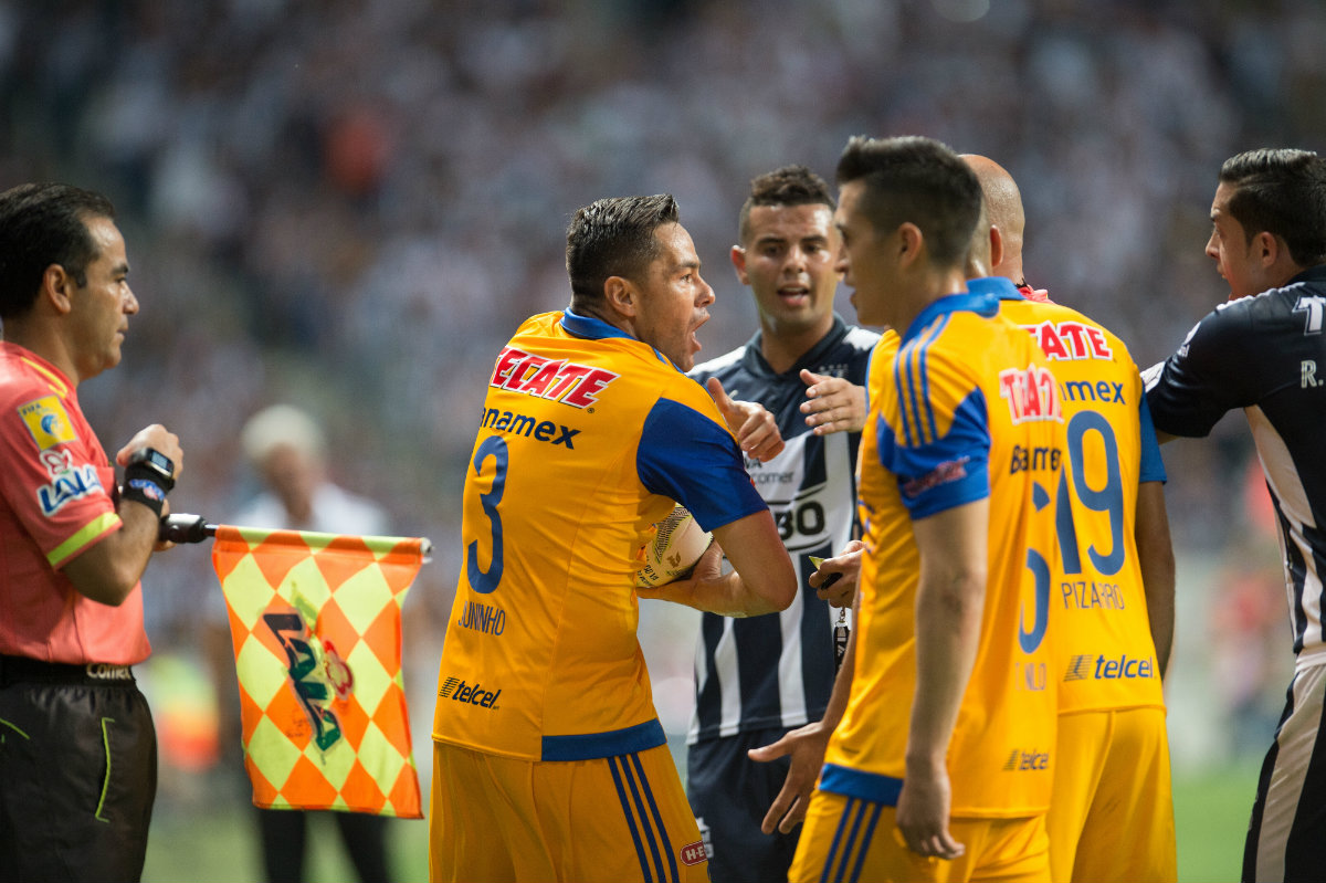 Jugadores de Tigres le reclaman al silbante Chacón