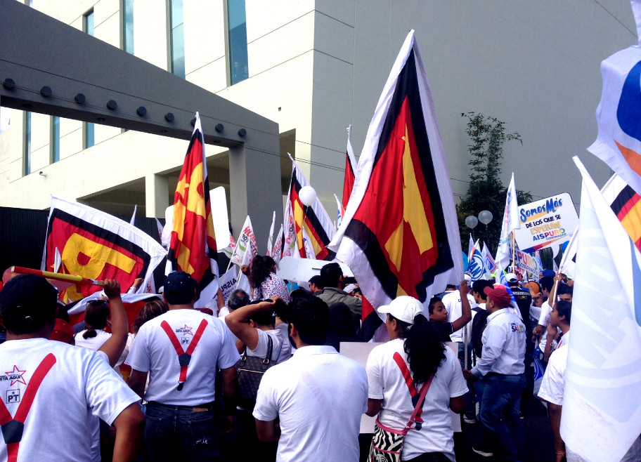En la sede del segundo debate de candidatos al gobierno de durango, se dio un conato de bronca entre "porras".