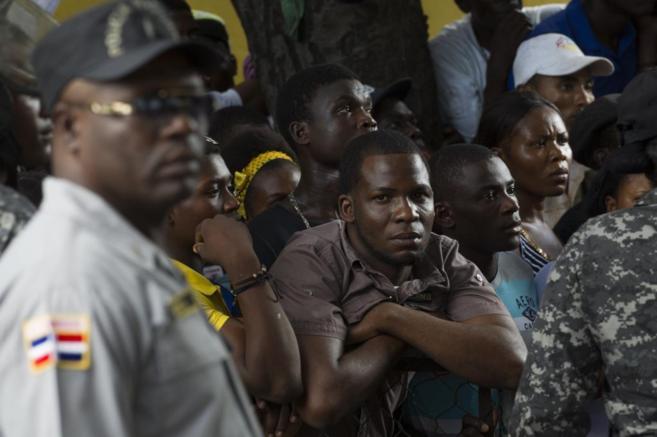 Haitianos hacen cola esperando para legalizar su situación en Santo Domingo