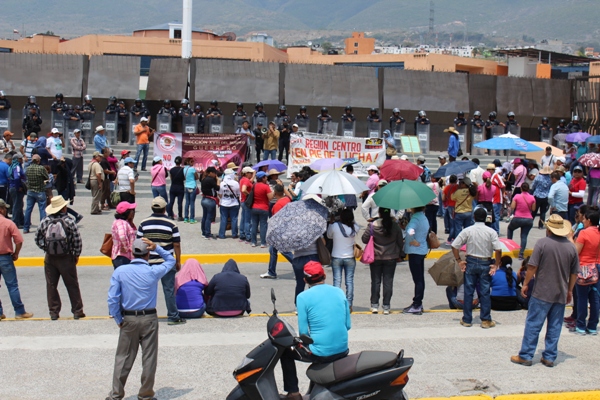 Integrantes de la Ceteg y de la sección XVIII del Suspeg marcharon por avenidas del sur de Chilpancingo como parte de las protestas por el Día del Mae