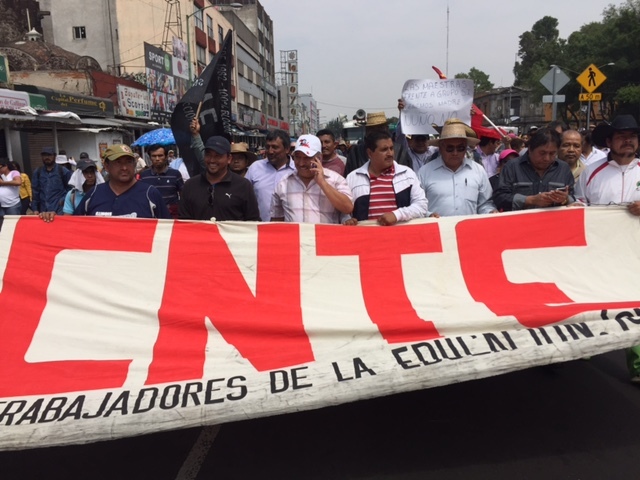 Integrantes de la Coordinadora Nacional de Trabajadores de la Educación (CNTE) amenazaron con instalar un plantón indefinido en la Ciudad de México co