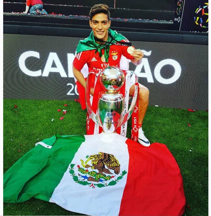 Jiménez posa con la Copa que lo acredita como campeón de Portugal