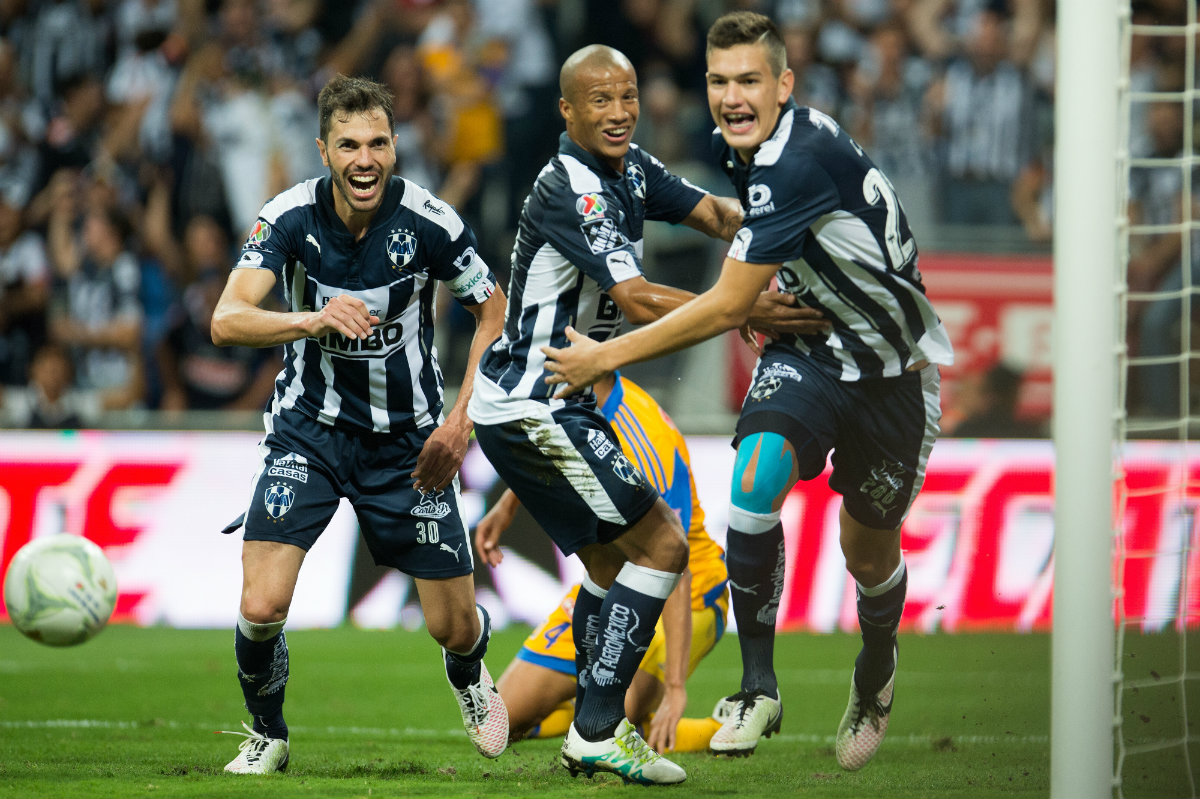 Jugadores de Rayados festejan el gol de César Montes