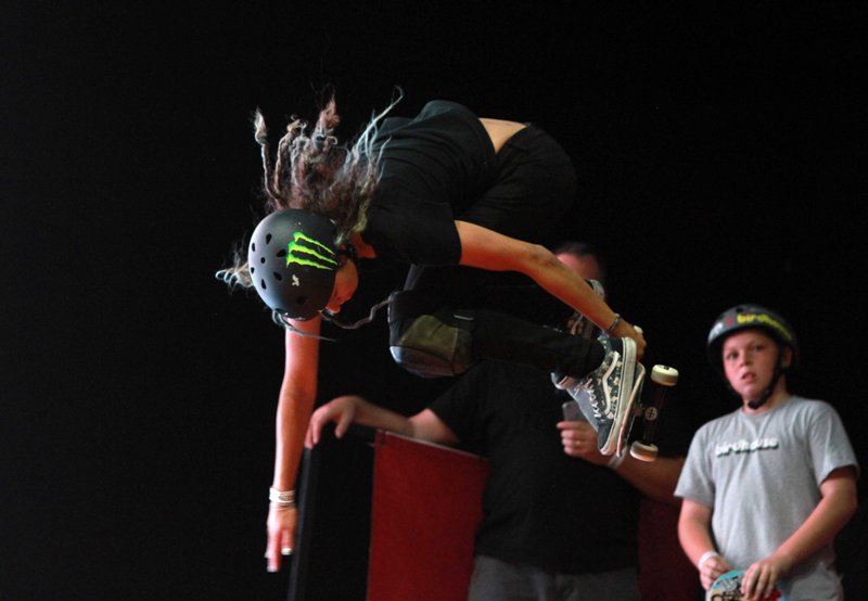 Tony Hawk fue acompañado por algunos de sus amigos 