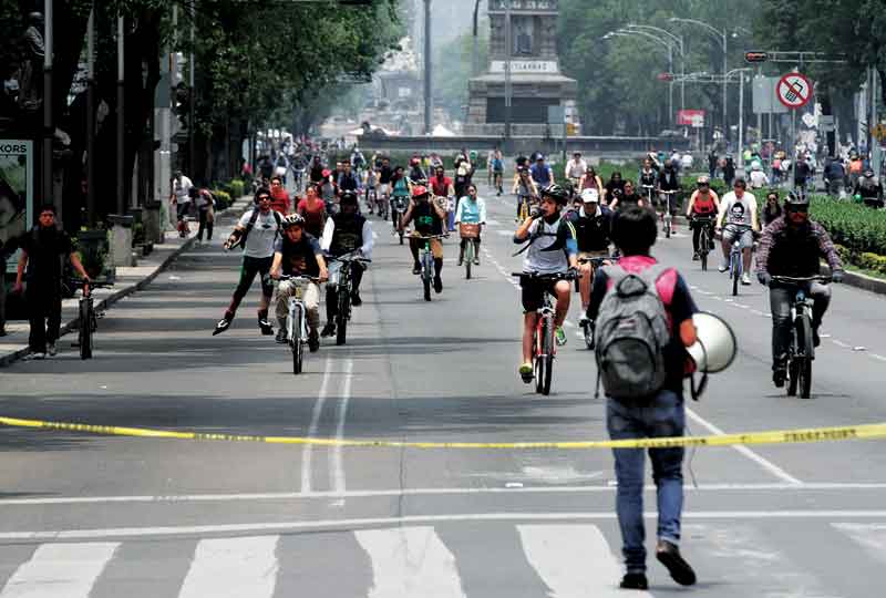A pesar de los altos niveles de contaminación, cientos se pasearon en bicicleta, patines, patinetas o a pie por calles de la ciudad.