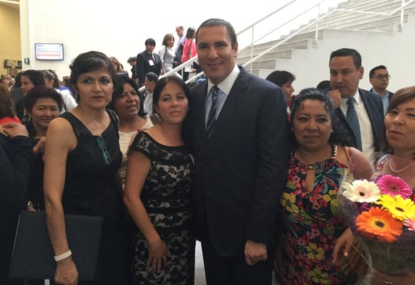 El gobernador reconoció el trabajo de los maestros. 