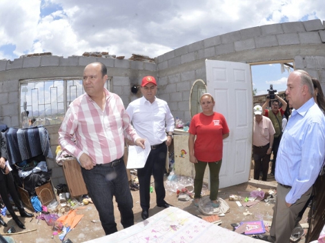 El gobernador de Chihuahua, César Duarte Jáquez, recorrió la colonia Vistas Cerro Grande de esta capital, donde el meteoro dejó sin techo varias casas