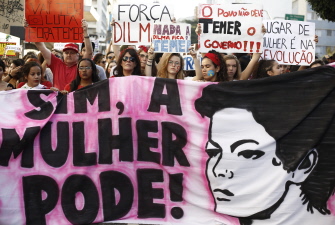 Manifestantes en la marcha de Sao Paulo muestran una pancarta que dice "¡Las mujeres pueden!" con el rostro de Dilma Rousseff 