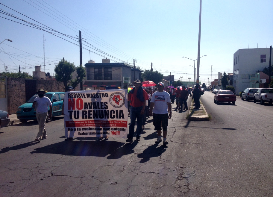 Más de 5 mil maestros en Durango marcharon en contra de las reformas educativas.