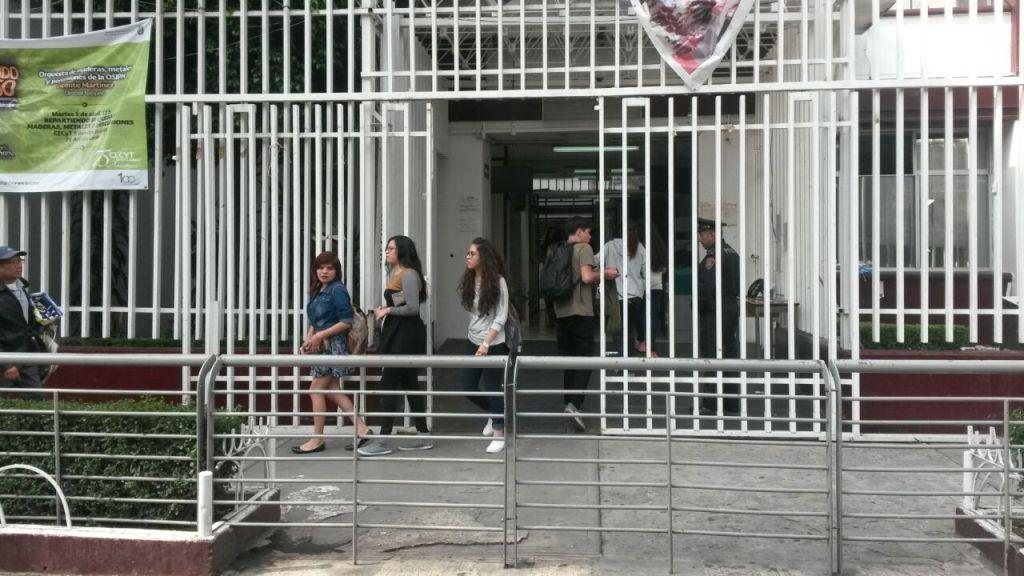 Tras permanecer aproximadamente un mes en paro, alumnos de la vocacional 5 regresaron a clases de manera pacifica.