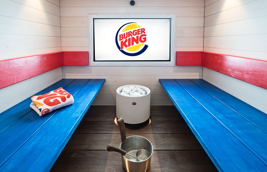 El restaurante cuenta con un spa adornado con los colores tradicionales de Burger King. 