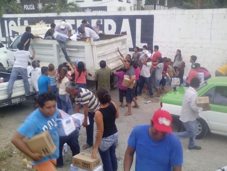 El vehículo fue retenido sobre la carretera transistmica a la altura de la "Y" de la gasolinera, en el barrio “Santa María”, generarse la rapiña entre
