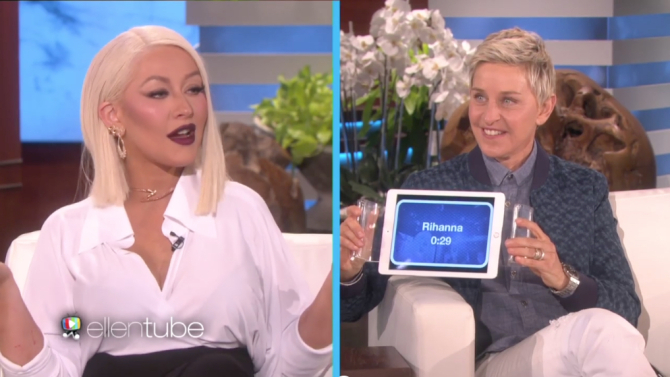 Christina Aguilera jugando con Ellen DeGeneres. 