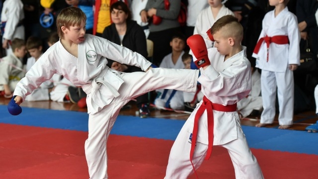 Denys Nazarenko practica karate en Ucrania