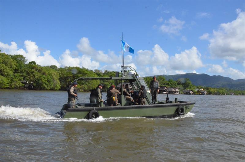 Una embarcación mlitar de Guatemala patrulla un río cerca de la zona de adyacencia, área sin frontera con Belice 