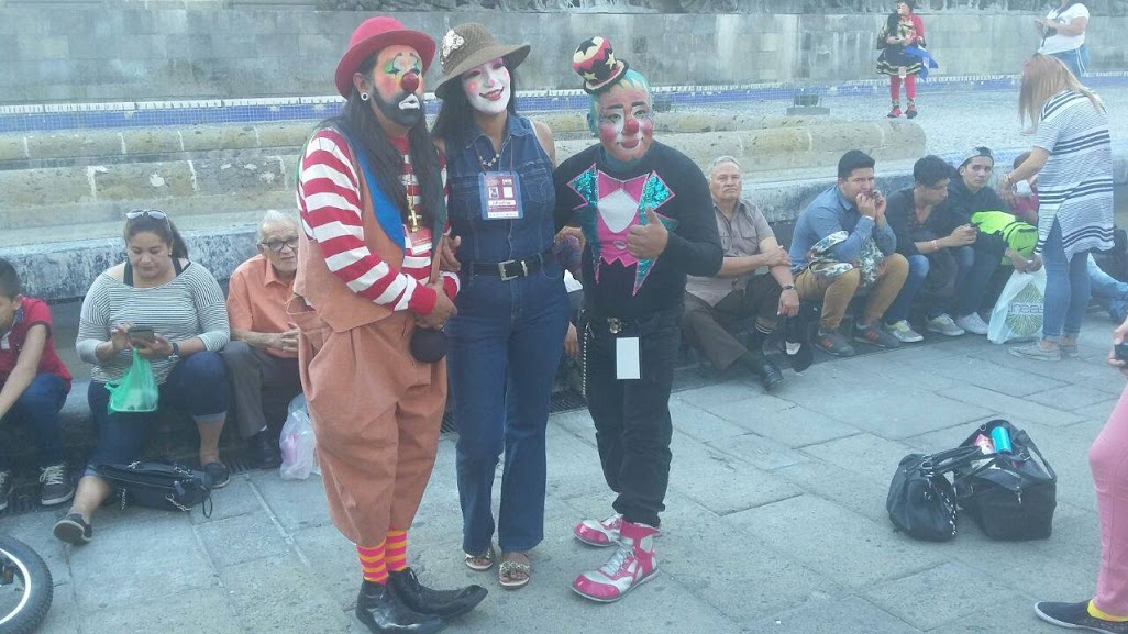 En la Plaza Fundadores se reunieron más de 200 personas y niños. 