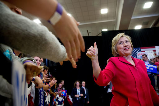 Hillary Clinton (c), a su llegada a un acto de campaña en la Transylvania University en Lexington, Kentucky