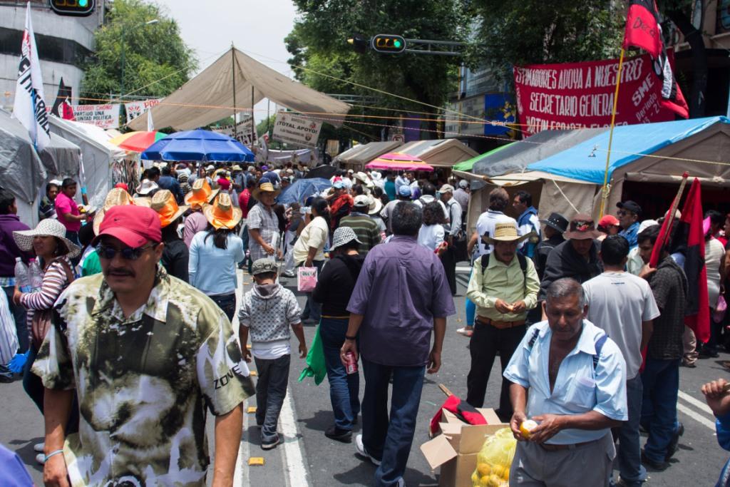 Integrantes del Sindicato Mexicano de Electricistas en plantón en Bucareli, en junio de 2013.