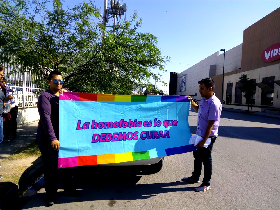 Miembros de la comunidad gay de Torreón realizaron una pequeña marcha en el crucero de Plaza Cuatro Caminos.