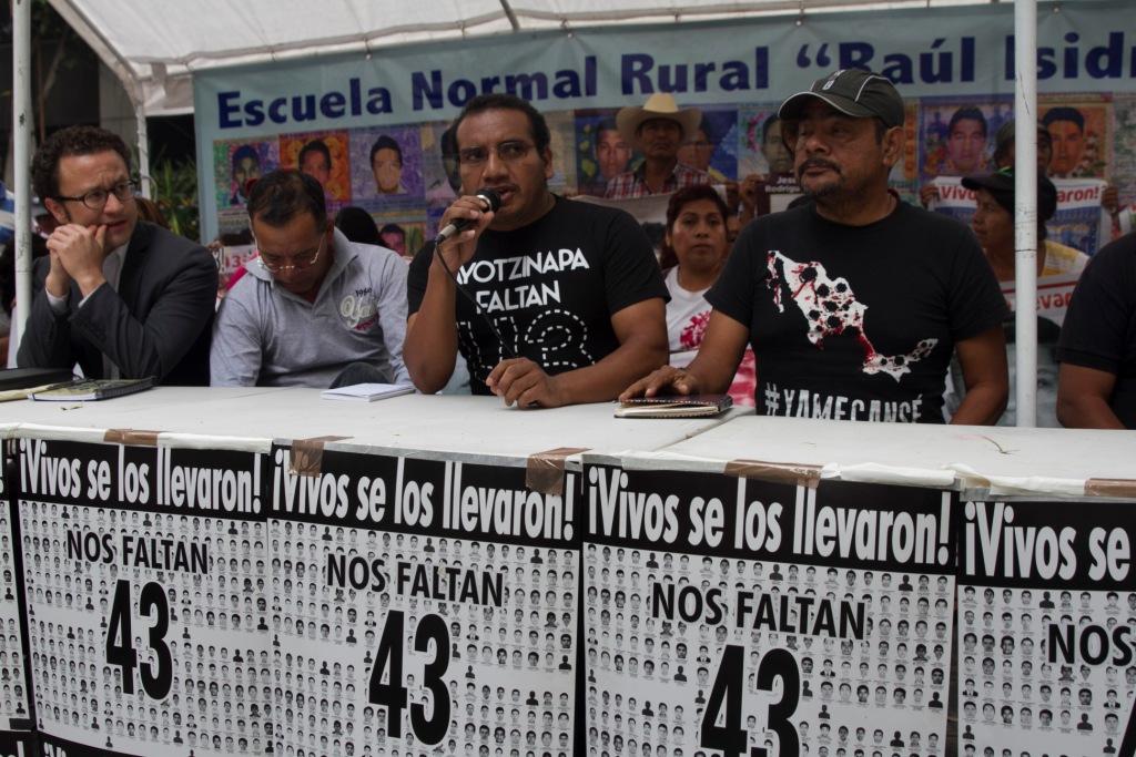 Padres de los 43 dieron una conferencia de prensa tras la reunión con la procuradora Arely Gómez.