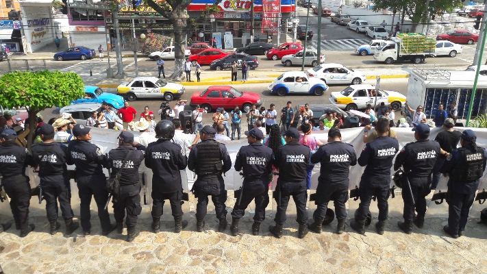 Al menos 200 policías antimotines impidieron el paso de los docentes al Ayuntamiento de Acapulco.