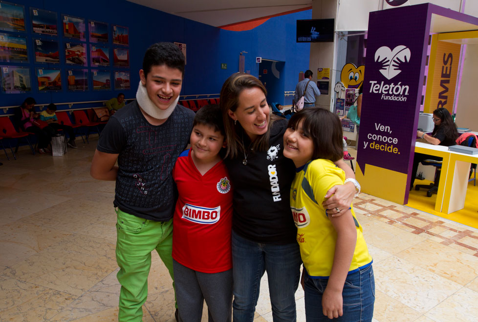 Teletón lanzó una campaña para mostrar la labor de los 23 CRIT. Aquí, Alejandra Vázquez convive con Pepe, Diego y Carmelita Basurto, quienes estaban l