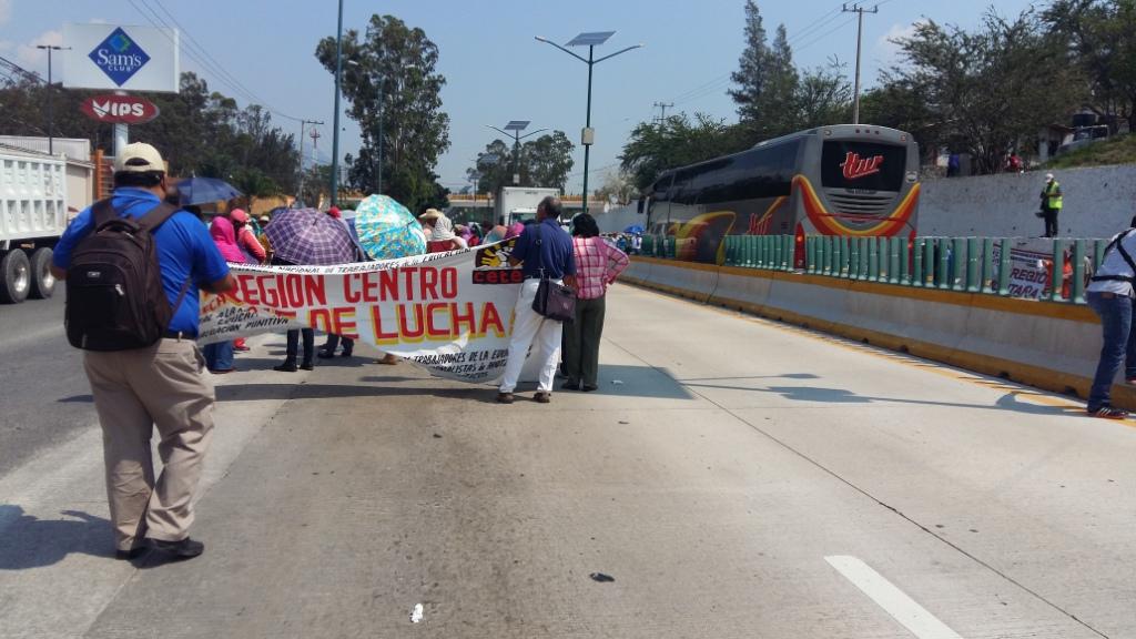 Un grupo de maestros marchó sobre los carriles centrales que conectan con la Autopista del Sol. 