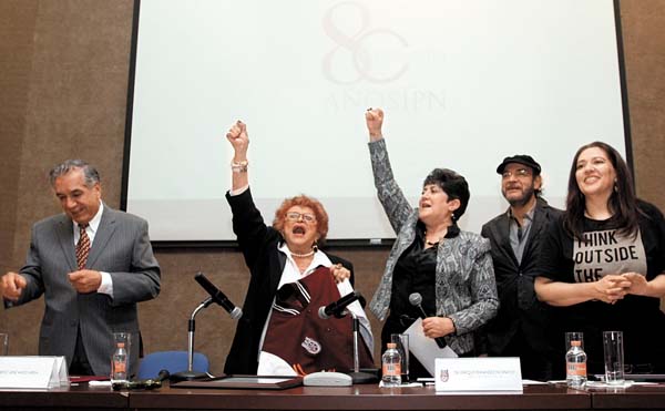 Hasta "Las mañanitas" le cantaron en el auditorio principal del edificio Adolfo Ruiz Cortines, en Zacatenco.