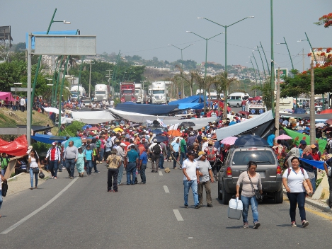 Durante ocho horas, más de 25 mil maestros se apostaron en las salidas y entradas del poniente y oriente de Tuxtla Gutiérrez para bloquear las carrete
