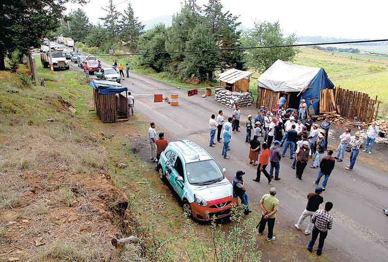 Pobladores impiden el paso de los vehículos en una carretera del municipio michoacano.