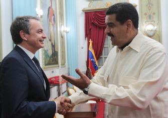 El presidente de Venezuela, Nicolás Maduro (d), se reunió hoy con el ex presidente español, José Luis Rodríguez Zapatero, en Caracas