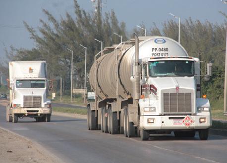 Vehículos pesados circulan sin seguridad por carreteras.
