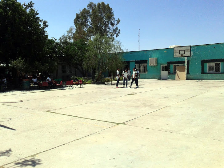 El edificio está muy deteriorado, cuenta con 13 aulas, incluso algunos alumnos toman clases en el patio, pues cada año se incrementa la demanda.