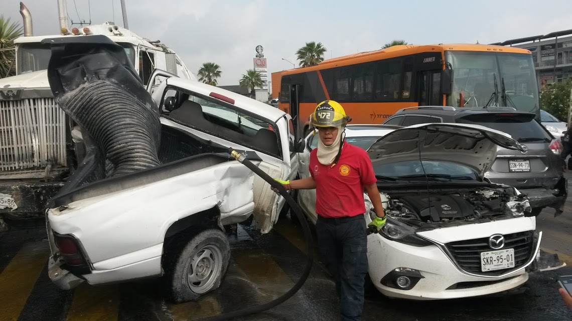 Pipa se queda sin frenos y choca contra 6 autos- Grupo Milenio