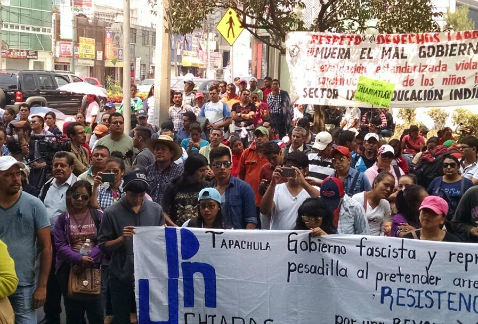 Integrantes de la CNTE se manifiestan frente al Instituto Nacional para la Evaluación de la Educación, en la colonia San José Insurgentes.