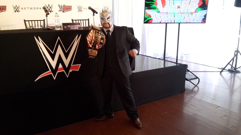Kalisto presumiendo su título en la Ciudad de México 