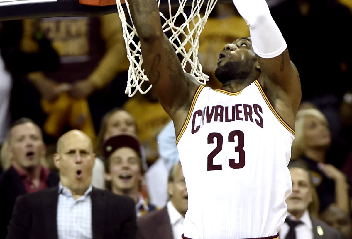 LeBron James, en una clavada ante Raptors 