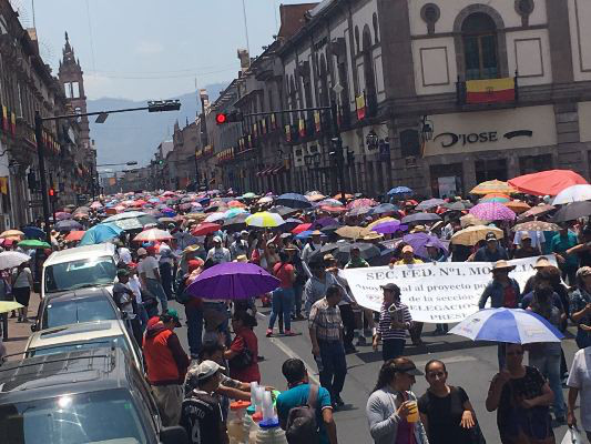 Los maestros marcharon hacia el centro histórico de Morelia como protesta por la evaluación docente.