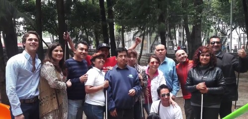 Escaladores con discapacidad visual buscan llegar a Peña de Bernal