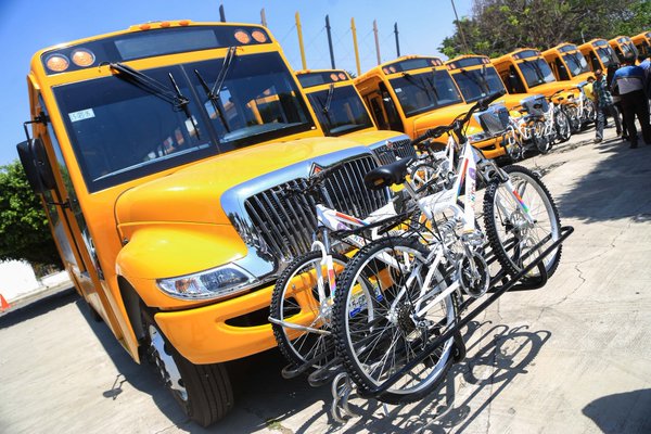 El gobierno a través del programa 'Vamos Juntos, entregó  20 camiones y 620 bicicletas en beneficio de los estudiantes del Centro Universitario de la 