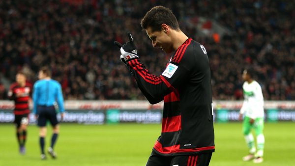 Javier Hernández,  celebra un gol con el Bayer
