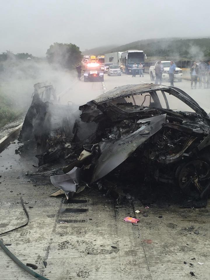 Muere calcinado a pesar de que fueron muchos los esfuerzos de conductores por ayudarlo no pudieron rescatarlo de su trágico destino. 