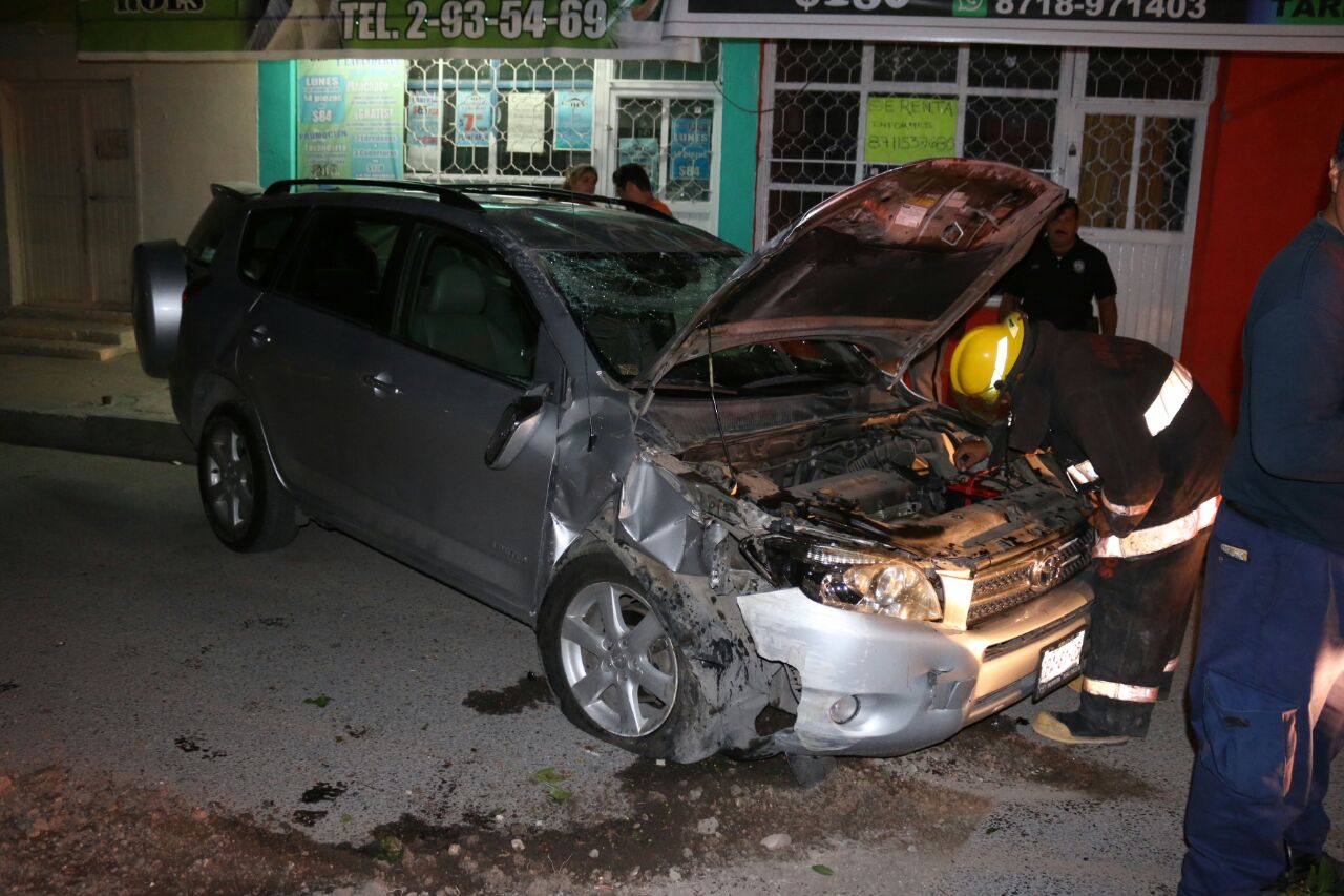 Un conductor en estado de ebriedad, terminó volcado sobre la calzada México casi esquina con avenida Allende.
