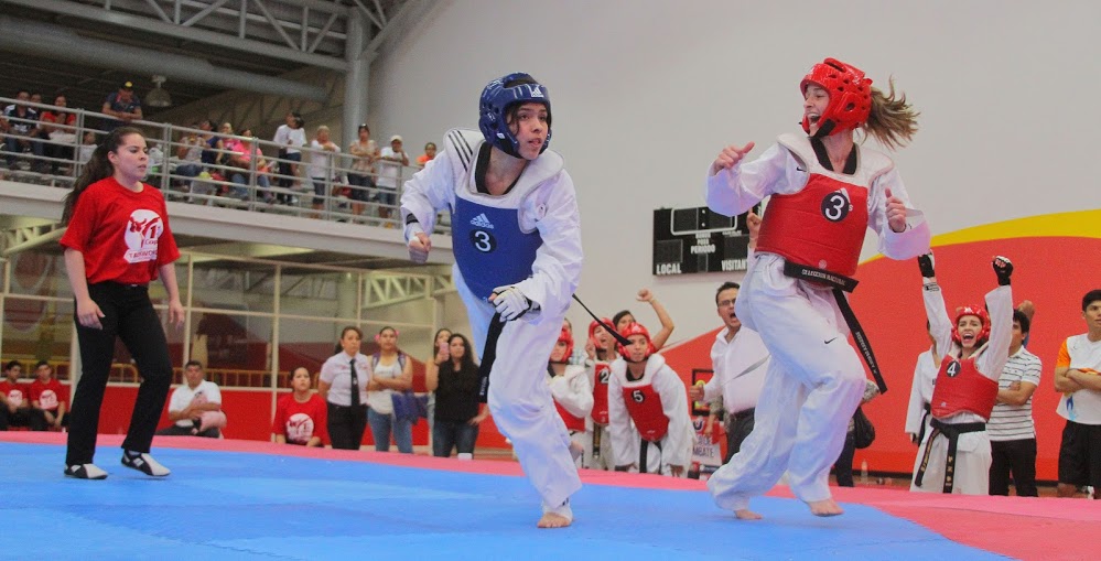 Emocionantes combates de los maestros de TKD.