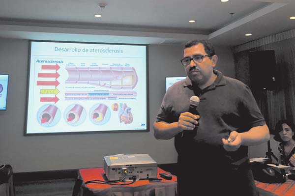 Héctor Morales, endocrinólogo y cardiólogo, en la conferencia de prensa.