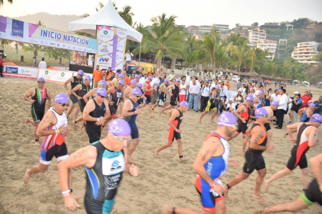 El secretario de Turismo en la entidad Ernesto Rodríguez Escalona, dio el banderazo de salida a la edición 32 del Triatlón Ixtapa-Zihuatanejo “Copa Pa